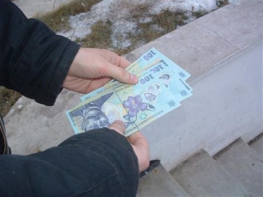 Pensionar cercetat că a încasat pensia în baza unei adeverinţe false de venit